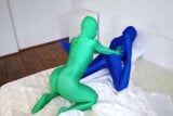 Blauwe en groene zentai lesbiennes snapshot 20