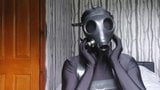 Zwart zentai & rubberen gasmasker ontmaskeren snapshot 3
