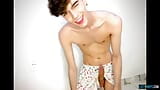 Lindo y flaco twink Henry Evans se masturba y se corre en solitario snapshot 5