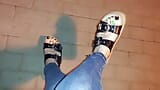 Crossdressing - sandalias de plataforma con jeans flacos snapshot 7