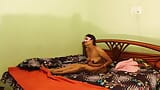 Молодой индийский паренек трахает зрелую тетушку дези в киску со спермой внутри в любительском видео snapshot 2