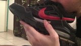 Brincando e cheirando o tenis Nike Air Max snapshot 14