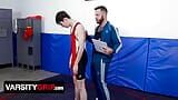 Antrenorul Joel Someone o învață pe noua sa elevă de lupte Dakota Lovell câteva mișcări murdare - Varsity Grip snapshot 3