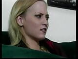 Caliente asiática y sexy rubia lesbiana follando snapshot 4