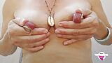 Nippleringlover - eine geile MILF pumpt gepiercte Titten und steckt im Freien große Doppelringe in extrem gepiercte Nippel ein snapshot 8