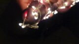 Weihnachtsbaum mit Lichterkette spritzt im Dunkeln ab snapshot 7