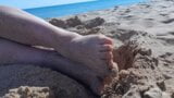 Kaki nyonya bertelanjang kaki di pantai laut musim panas snapshot 3