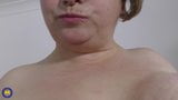 Reife BBW-Tante Netty lutscht Nippel und füttert haarige Fotze snapshot 5