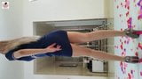 Anna balla e mostra le sue gambe favolose in collant chiari snapshot 8