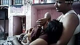 Indische huisvrouw speelt met haar grote natuurlijke borsten snapshot 5