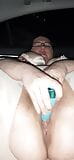 Сквиртующая мясистая милфа на заднем сиденье ее машины с широко раздвинутыми ногами в чулках-сеточках snapshot 11