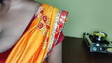 Madrasta estava cozinhando comida para seu enteado e depois de ver o pau do enteado, a madrasta foi fodida por seu enteado. snapshot 9