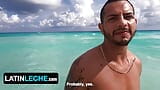 Antuan si sta godendo il mare blu sotto il caldo sole di Cancun mentre il cameraman lo filma - latinleche snapshot 3