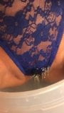Evelle zwilżając niebieskie koronkowe majtki, odciąga je na bok snapshot 5