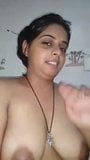 Rijpe Indische vrouw die haar tieten grijpt snapshot 1