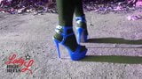 Lady l sexy caminando con tacones altos azules extremos. snapshot 8