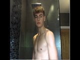 Brit twink prysznice i szarpnięcia snapshot 1