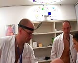 Άγρια Γερμανίδα νοσοκόμα και νεαρή ασθενής ικανοποιούν δύο καυλιάρηδες γιατρούς snapshot 11
