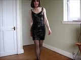 Cd emma em um vestido preto brilhante snapshot 5