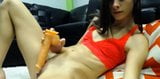 Dünnes Mädchen fickt ihre rasierte Muschi mit einem Dildo snapshot 11