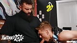 Markus kage pone su polla en la garganta de su cliente lev ivankov y luego le ata la mano y las piernas para la emoción - twink pop snapshot 6