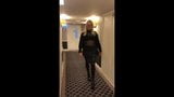Sandra caminando en el pasillo del hotel snapshot 2