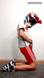 Une jeune en train de se branler dans un mxhelmet et des baskets snapshot 3