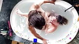 Pareja cachonda real chupa, folla y juega con doble consolador en la bañera snapshot 9