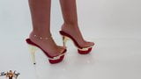 Une fille sexy montre ses pieds sur des talons hauts snapshot 9