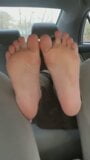 Des pieds blancs taquinent snapshot 12