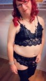 Masturbandosi in lingerie di pizzo nero e sissy mutandine con i tacchi snapshot 1