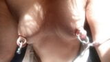 Tepelaarliefhebber - geile milf met kleine borsten en enorme doorboorde tepels met bungelende tepelringen snapshot 7
