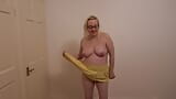 Tari striptis dengan rok mini kuning dan stoking snapshot 7