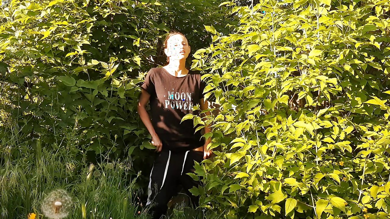 Risky public female masturbation in nature – Lesbian-candys