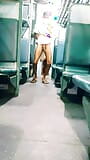 Desnudo en tren indio público desnudo gran culo enorme corrida snapshot 12