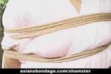 Gata japonesa amarrada com seu quimono shibari snapshot 2