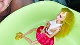 Un petit pénis jouit et pisse sur une poupée barbie habillée snapshot 3