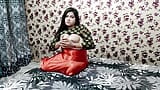 Belle Bhabhi indienne montrant de gros seins avec des discussions sales en hindi snapshot 12