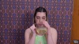 Lexi Grey drinkt pis snapshot 2