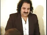 La leggenda del porno Ron Jeremy regala alla troia nera una bella scopata a letto snapshot 3