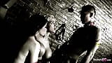 Domina et maîtresse laissent l’esclave baiser dans un trio FFM femdom snapshot 20