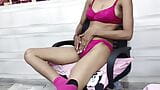 Burla romántica y romance con chica caliente en bikini rosa. snapshot 3