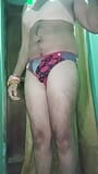 Indian Gay Crossdresser Gaurisissy într-un sari verde își apasă sânii mari și se fute cu degetul în cur snapshot 14