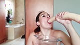 Una troia sporca accumula sputa mentre fa un deepthroat su un dildo snapshot 15