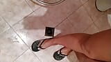 Chica fetiche de pies Nikita lava sus pies calientes en el baño de la casa snapshot 9