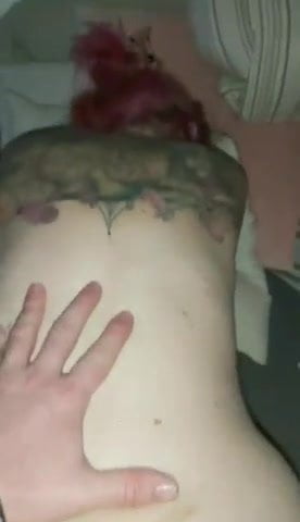 Une MILF rousse tatouée