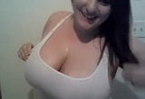 Девушка с большой грудью надевает футболку и промокает snapshot 5