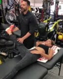 Kate Beckinsale trabajando en su flexibilidad en el gimnasio snapshot 3