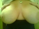 Une camgirl brune sexy (hiver à gros nichons) joue avec ses seins parfaits snapshot 1