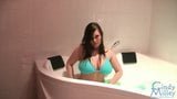 Une fille en bikini prend un bain snapshot 3